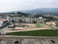 曇り空の下、重機による作業が進められている2019年7月の進捗状況の写真