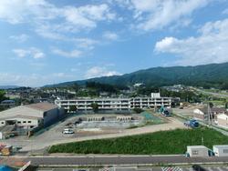 青空の下、作業が進められている2019年8月の進捗状況の写真