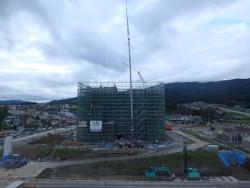 曇り空の下、重機が建設を進めている様子を少し遠くから撮影した2020年8月の進捗状況の写真