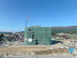外壁が覆われている庁舎の外観が見える2020年10月の進捗状況の写真